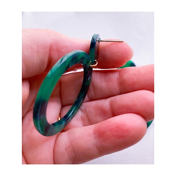 Round Hoop Earrings Acrylic Resin Pierced NWOT - Picture 5 of 7